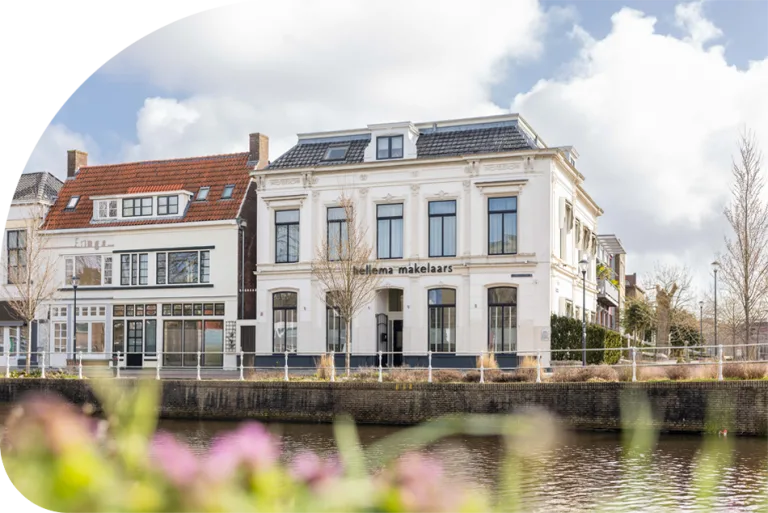 Je vindt ons aan de Oostergrachtswal Het kantoor van Hellema Makelaars aan de Oostergrachtswal