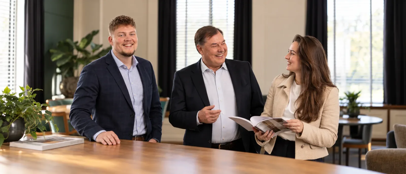 Rutger, Meindert en Sylvana in overleg op het kantoor van Hellema Makelaars